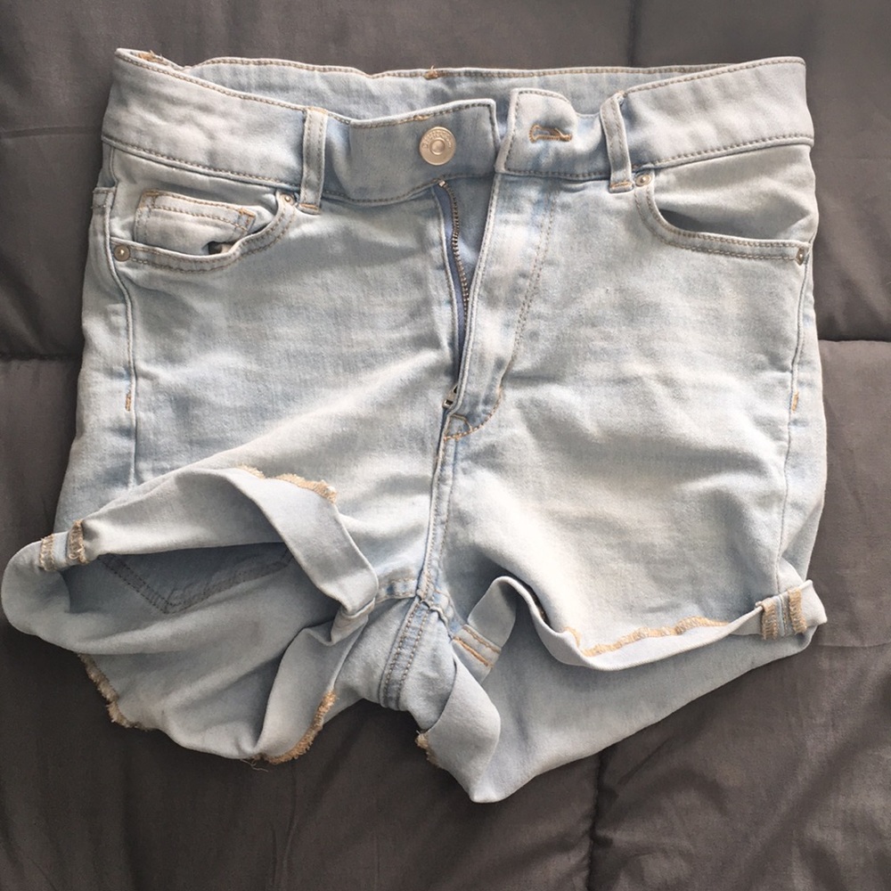 H&M high wasted light wash jean shorts